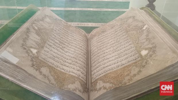 Alquran berukuran besar yang masih terjaga keasliannya sejak ditulis tangan pada 1867 silam masih tersimpan di Masjid Raya Sultan Riau Pulau Penyengat, Tanjungpinang, Kepulauan Riau. Penulis mushaf alquran ini adalah bdurrahman Stambul seorang pemuda asal Pulau Penyengat yang di sekolahkan oleh Kerajaan untuk belajar agama Islam di Istanbul Turki.