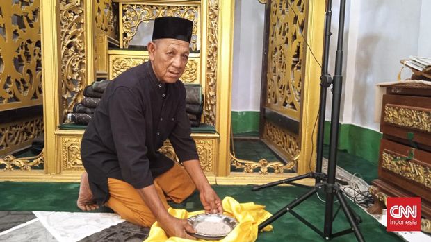 Masjid Raya Sultan Riau Pulau Penyengat yang ada di Kampung Jambat Kelurahan Penyengat Kota Tanjungpinang Provinsi Kepulauan Riau masih kokoh berdiri dengan arsitekstur bangunan aslinya bewarna kuning.
