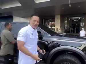 AHY Naik Mobil Double Cabin, Harganya Setara Lima Avanza