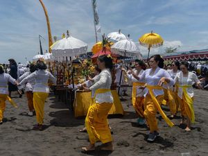 Mengenal Upacara Melasti, Tradisi Jelang Nyepi untuk Menyucikan Diri Mengenal Upacara Melasti, Tradisi Jelang Nyepi untuk Menyucikan Diri
