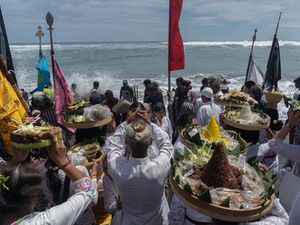 Daftar Tradisi Rangkaian Upacara Menjelang Hari Raya Suci Nyepi Daftar Tradisi Rangkaian Upacara Menjelang Hari Raya Suci Nyepi
