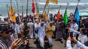 Menyucikan Diri Lewat Upacara Melasti di Pantai Parangkusumo