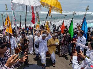 Menyucikan Diri Lewat Upacara Melasti di Pantai Parangkusumo