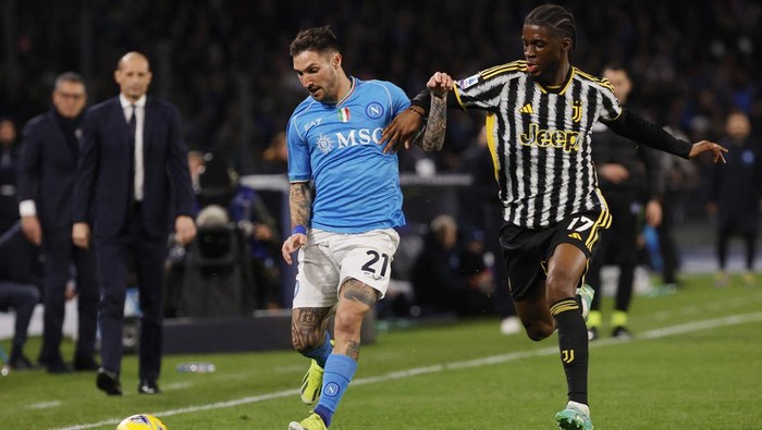 Soccer Football - Serie A - Napoli v Juventus - Stadio Diego Armando Maradona, Naples, Italy - March 3, 2024 Juventus Samuel Iling-Junior in action with Napolis Matteo Politano REUTERS/Ciro De Luca