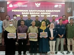 KPU Lamongan Beri Santunan ke Keluarga KPPS yang Meninggal Dunia