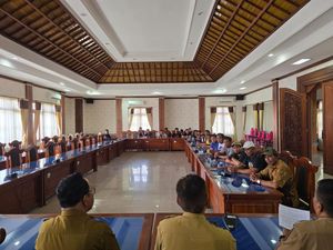 Keberatan Ditertibkan, Pedagang Bermobil Pasar Anyar Geruduk DPRD Buleleng
