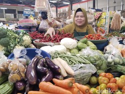 Curhat Lisa Omzet Turun gegara Harga Bahan Pokok Naik di Kuningan