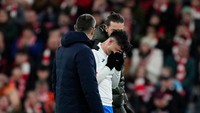 Pedri ditarik keluar pada menit ke-45. Dirinya pun terlihat menangis (Getty Images)