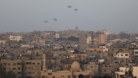 Penampakan Paket Bantuan AS untuk Gaza yang Dijatuhkan dari Udara