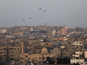 Penampakan Paket Bantuan AS untuk Gaza yang Dijatuhkan dari Udara