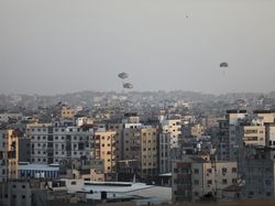 Tragis! Bantuan yang Dijatuhkan dari Udara Tewaskan 5 Orang di Gaza