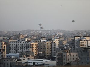 Tragis! Bantuan yang Dijatuhkan dari Udara Tewaskan 5 Orang di Gaza