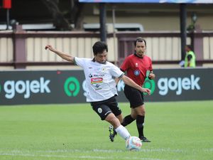 Klarifikasi PSS Sleman soal Hamisi Diduga Tendang Pemain Persebaya Klarifikasi PSS Sleman soal Hamisi Diduga Tendang Pemain Persebaya
