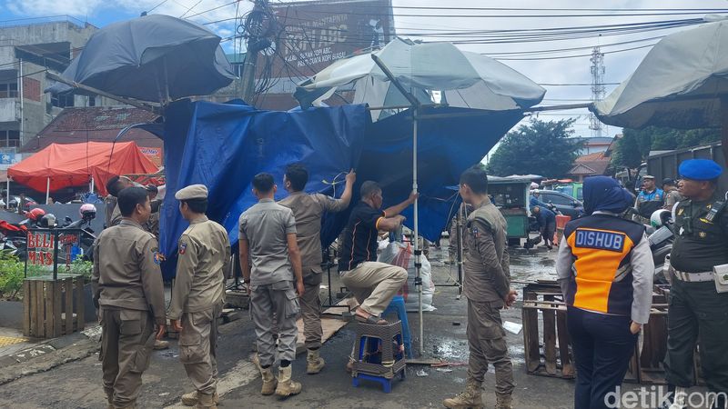 Penertiban lapak PKL di Pasar Kebon Kembang oleh Satpol PP Kota Bogor, 4 Maret 2024. (M Sholihin/detikcom)