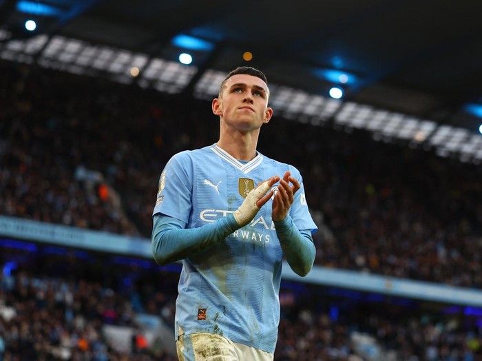 Soccer Football - Premier League - Manchester City v Manchester United - Etihad Stadium, Manchester, Britain - March 3, 2024 Manchester City's Phil Foden applauds fans after being substituted Action Images via Reuters/Lee Smith NO USE WITH UNAUTHORIZED AUDIO, VIDEO, DATA, FIXTURE LISTS, CLUB/LEAGUE LOGOS OR 'LIVE' SERVICES. ONLINE IN-MATCH USE LIMITED TO 45 IMAGES, NO VIDEO EMULATION. NO USE IN BETTING, GAMES OR SINGLE CLUB/LEAGUE/PLAYER PUBLICATIONS.