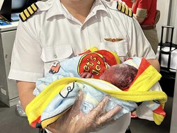 Pilot Tinggalkan Kokpit, Bantu Penumpang Melahirkan