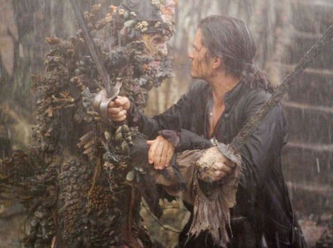 Stellan Skarsgård dan Orlando Bloom dalam Pirates of the Caribbean: At World's End (2007). (Walt Disney Pictures via IMDb)