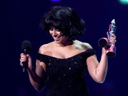 Raye Borong 6 Penghargaan di BRIT Awards