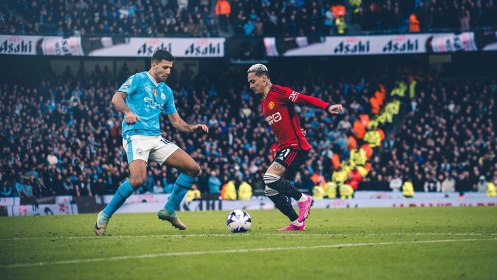 MANCHESTER, ENGLAND - MARCH 03: Antony of Manchester United in action with Rodri of Manchester City during the Premier League match between Manchester City and Manchester United at Etihad Stadium on March 03, 2024 in Manchester, England. (Photo by Ash Donelon/Manchester United via Getty Images)