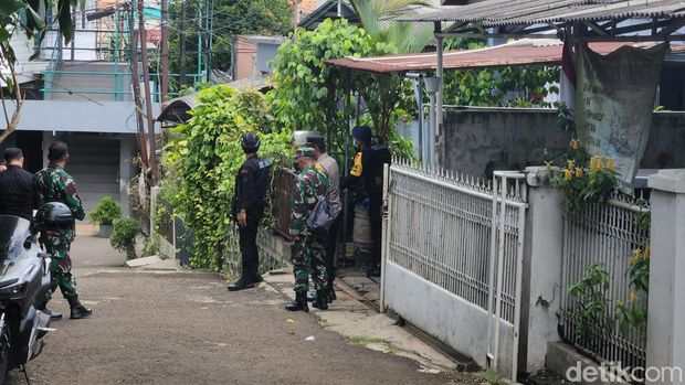 Rumah 'dukun santet' di Tangsel didatangi Tim Gegana bersenjata lengkap.