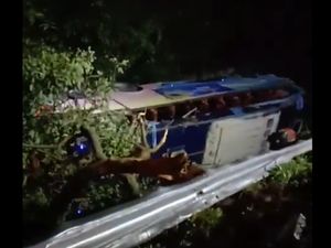 Penampakan Bus Masuk Parit di Km 178 Tol Cipali, 1 Orang Tewas