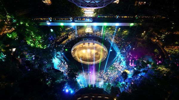 Serunya Fans Taylor Swift Nyanyi Bareng di Jewel Changi Singapura