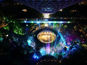 Serunya Fans Taylor Swift Nyanyi Bareng di Jewel Changi Singapura Serunya Fans Taylor Swift Nyanyi Bareng di Jewel Changi Singapura