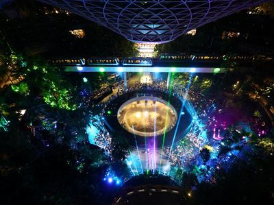 Serunya Fans Taylor Swift Nyanyi Bareng di Jewel Changi Singapura