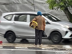 Perjuangan Sugiem Berburu Cuan Kala Hujan Mengguyur Bandung