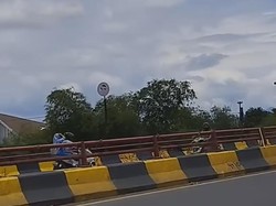 Duh! Emak-emak Naik Motor Lawan Arah di Flyover Cibinong Bogor