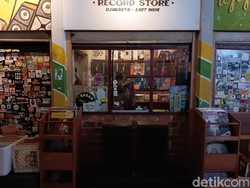 Cerita Pedagang Pasar Santa Usai Didatangi Ed Sheeran: Dapat Vinyl-Ramai Pengunjung