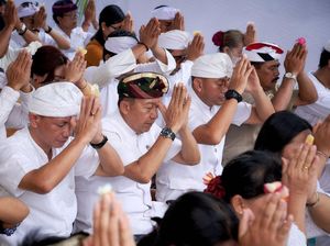 Rangkaian Nyepi, Umat Hindu Melasti di Pantai Ekowisata Bekasi