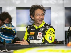Valentino Rossi Diminta Kurangi Balap Mobil!