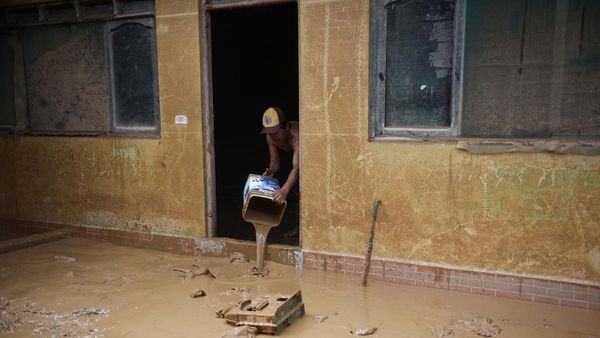 Warga Bolivia Mulai Bersihkan Lumpur Sisa Banjir