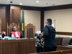 Momen Adam Deni Membungkuk dan Minta Maaf ke Sahroni di Ruang Sidang