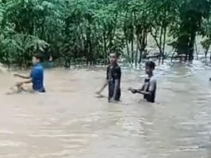 Banjir Luapan Sungai Bagong Rendam Desa Ngares Trenggalek Banjir Luapan Sungai Bagong Rendam Desa Ngares Trenggalek