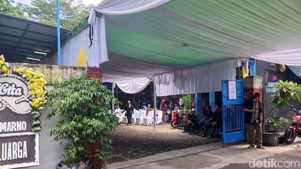 Suasana di Rumah Duka Keluarga Bimbim Slank