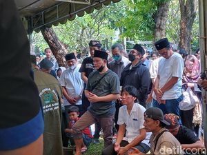 Duka Bimbim Slank Kehilangan Ayah Tercinta Duka Bimbim Slank Kehilangan Ayah Tercinta