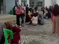 Momen Histeris Buruh Pabrik Rokok Bojonegoro Kesurupan Massal