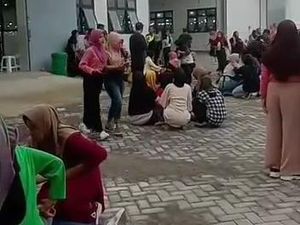 Momen Histeris Buruh Pabrik Rokok Bojonegoro Kesurupan Massal Momen Histeris Buruh Pabrik Rokok Bojonegoro Kesurupan Massal