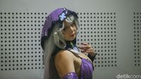 Gaya Sensual Cosplayer Rithe Jadi Black Swan Honkai Star Rail