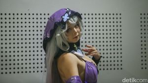 Gaya Sensual Cosplayer Rithe Jadi Black Swan Honkai Star Rail