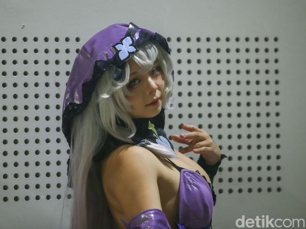 Gaya Sensual Cosplayer Rithe Jadi Black Swan Honkai Star Rail