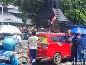 Sopir Taksi Online Demo, Sebagian Jalan Pahlawan Semarang Sempat Ditutup Sopir Taksi Online Demo, Sebagian Jalan Pahlawan Semarang Sempat Ditutup