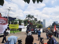Massa Demo Mulai Berdatangan ke Gedung DPR