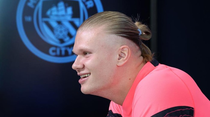 Erling Haaland MANCHESTER, ENGLAND - MARCH 05: Erling Haaland of Manchester City faces the media during a press conference at Manchester City Football Academy on March 05, 2024 in Manchester, England. (Photo by Alex Livesey/Getty Images)