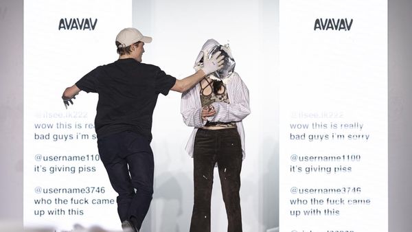 Foto: Model Dilempar Sampah di Catwalk, Desainer Kena Timpuk