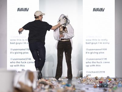 Foto: Model Dilempar Sampah di Catwalk, Desainer Kena Timpuk