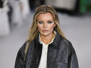Kembaran Kate Moss Eksis di Paris Fashion Week, Bikin Penonton Terkecoh