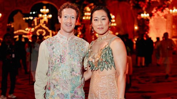 Adu Glamor Tamu Pesta Crazy Rich Asia, Istri Mark Zuckerberg Pakai Gaun Emas